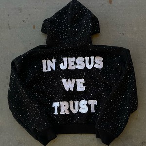 Sudadera con capucha personalizada para hombre, estilo streetwear, de algodón desgastado, con apliques bordados, parches y cremallera, en tejido French Terry de 500 GSM, con pedrería, color negro. - Product Image 3
