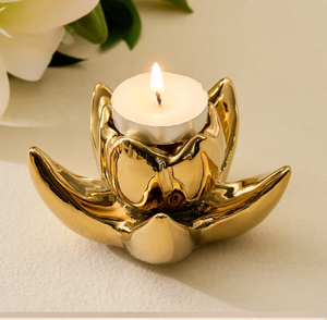 Porte-bougie unique en or avec motif de bois de cerf, sur piédestal, disponible à prix de gros pour une décoration rustique et luxueuse. - Product Image 2
