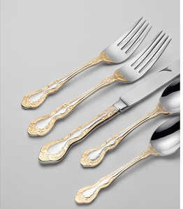 Ensemble de couverts élégants finition argentée avec poignées dorées ornées, compatibles lave-vaisselle, pour la décoration de table de mariage - Product Image 1