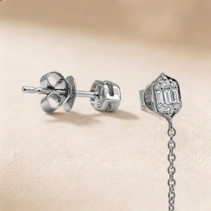 Boucles d'oreilles pendantes en or blanc 9K avec diamants baguette et ronds de 1,25 carat, vente en gros, bijoux fins personnalisés - Product Image 3