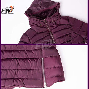 Chaqueta de Plumón Clásica de Estilo Casual con Capucha Desmontable y Decoración con Logotipo, Abrigo Acolchado Grueso y Cálido de Terciopelo para Mujer con Cierre de Cremallera - Product Image 6