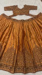 Ensemble Lehenga Choli de créateur pour femmes, de qualité supérieure, avec broderies riches et dupatta, idéal pour les festivals et les occasions spéciales, en vente - Product Image 4