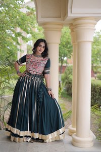 Lehenga Choli Tradicional de Seda Verde con Blusa Bordada, Vestido de Novia Largo y Holgado para Mujer, Estilo India Pakistán - Product Image 1