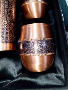 Botella de Cobre con Acabado Antiguo en Oro, 950 ml, Tapa Hermética, Contenedor de Agua de Estilo Clásico y Lujoso - Product Image 3