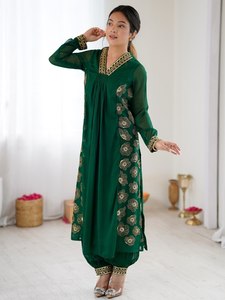 Conjunto de Salwar Kameez Verde Bordado para Mujer, Corte Regular Tradicional, Largo Regular, Elegante para Invierno, Georgette Sintético Elástico - Product Image 3