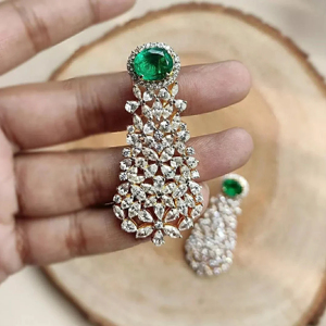 Pendientes Clásicos de Mujer Chapados en Oro de 18K con Piedra Verde Corte Esmeralda y Diseño de Flor de Cristal Marquise para Boda - Product Image 1