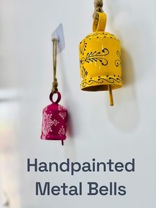 Campana de Metal Hecha a Mano para Colgar en la Pared, Decoración de Estilo Tradicional en Rosa y Amarillo, Decoración Navideña para Interiores - Product Image 2