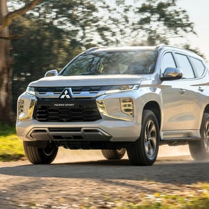 Mitsubishi Pajero Adventure SUV Premium, Rendimiento del Motor Confiable, Sistema 4x4 Avanzado, Larga Vida Útil, Vehículo de Plástico - Product Image 2