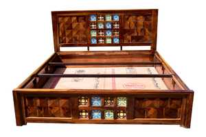 Lit king size en bois massif avec incrustation de carreaux, design traditionnel, finition antique - Product Image 1