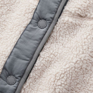 Veste en polaire unisexe couleur moutarde, col montant, fermeture éclair, doublure sherpa, écologique, vêtement d'hiver décontracté, coupe classique, logo sur le devant - Product Image 4