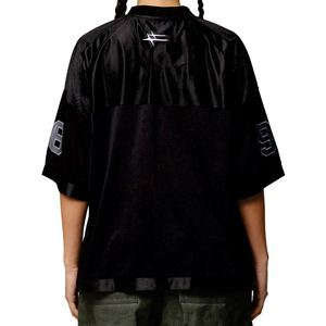 เสื้อเจอร์ซีย์อเมริกันฟุตบอลตาข่ายระบายอากาศทรงโอเวอร์ไซส์ สีดำ พิมพ์ลายแบบซับลิเมชั่น แขนสั้น สำหรับทีมกีฬา รับผลิตแบบ OEM และติดฉลากส่วนตัว - Product Image 2