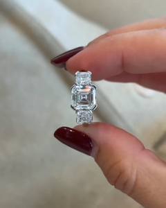Bague de fiançailles solitaire à trois pierres avec diamant de laboratoire taille Asscher de 2 carats et pierres latérales taille Asscher de 1 carat total, certifiée IGI - Product Image 1