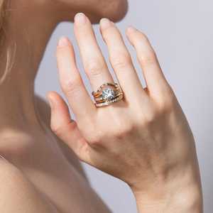 Anillo de boda de diamantes cultivados en laboratorio con corte baguette, engaste flush, diseño asimétrico curvo en arco de espiga, apilable para mujer, oro de 14K y 18K, venta al por mayor - Product Image 2