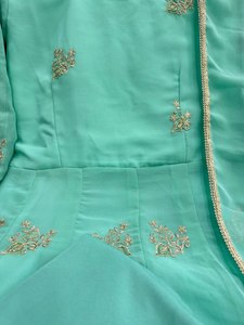 Elegante y Fluido Conjunto Anarkali Salwar Kameez Dupatta con Bordado de Red y Trabajo Latkan, Combinación de Colores Óptima, Especial para Cenas y Novias - Product Image 6