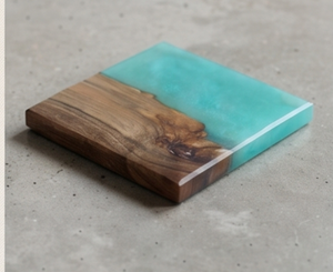 Posavasos moderno de resina de nogal, forma rectangular, madera y resina turquesa, antideslizante, para el hogar y como accesorio de mesa. - Product Image 1
