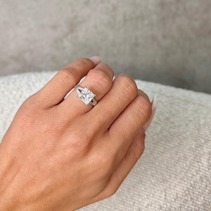 Bague de fiançailles en or massif 14 carats blanc (E) avec diamant de laboratoire taille princesse de 3 carats certifié IGI, solitaire à queue fendue - Product Image 2