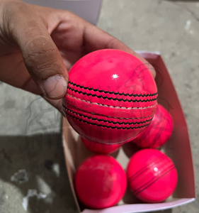 Balle de cricket rose 156 g |   Ballon de cricket cousu à la machine, 4 pièces |   Noyau entièrement en liège |   Cuir de vache |   Ibex Hills International - Product Image 3