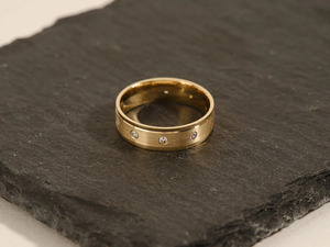 Anillo de boda para hombre con diamantes cultivados en laboratorio en oro amarillo - Product Image 2