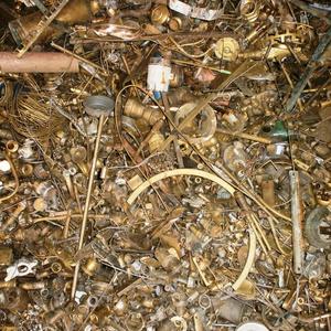 Le potentiel de récupération des métaux se trouve dans les déchets de laiton, soigneusement triés pour la fusion en fonderie et chargés pour l'exportation vers les acheteurs. - Product Image 3