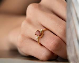 Anillo de Piedra Dorada en Plata de Ley 925 con Baño de Oro Vermeil de 14K, Gema de Corte Ovalado con Detalles de Diamantes, Joyería de Piedra Solar Brillante - Product Image 4