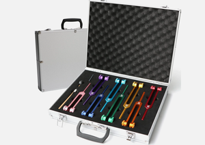 Juego de diapasones de 8 piezas de metal colorido en estuche de aluminio para sanación y equilibrio de chakras. - Product Image 4