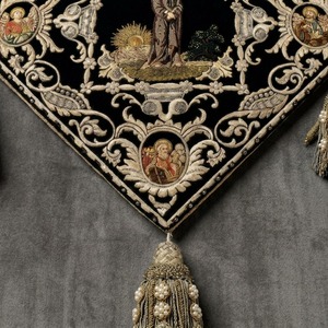 Badge liturgique brodé à la main en fil d'or, patch en tissu personnalisé avec motif religieux, à coudre, style classique - Product Image 4