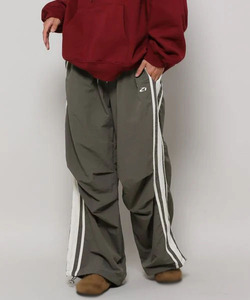 กางเกงวอร์มผู้ชายสีดำลายทางคู่ ผ้าไนลอน ขอบเอวยางยืด กางเกงจ็อกเกอร์ กางเกงกีฬา สตรีทแวร์ รับผลิตแบบ OEM แบรนด์ส่วนตัว - Product Image 4