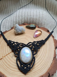 Collar de Macramé Hecho a Mano con Piedra Lunar, Colgante de Macramé Negro Intrincado, Joyería Boho Tribal con Cristal Curativo, Regalo - Product Image 2