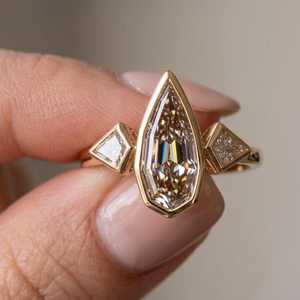 Bague à trois pierres en diamant taille cerf-volant 2,01 carats au design unique, en or massif 14 carats cultivé en laboratoire, cadeau idéal pour les amoureux, pour mariage ou soirée. - Product Image 1