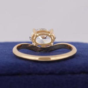Anillo de Oro Amarillo Macizo con Diamante de Corte Ovalado, Engaste de Puntas Tipo East West, Banda Ondulada Curva Sencilla, Solitario Minimalista para Compromiso y Boda - Product Image 3