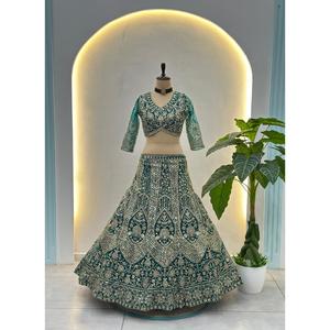 Ensemble élégant de lehenga, blouse et dupatta avec broderie de sequins et de cordon pour mariages, fêtes et occasions festives indiennes - Product Image 1