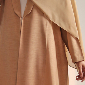 Abaya Modeste pour Femmes Adultes, Style Dubaï, en Tissu Satiné avec Broderie de Logo Personnalisé, Longueur Ras du Sol, Coupe Trapèze, Marque Privée - Product Image 4