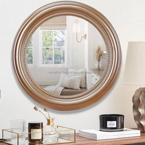 Miroir mural élégant en résine Offre Spéciale pièce décorative pour le salon ou l'entrée et les murs d'accent de chambre à coucher disponibles à la vente - Product Image 4