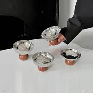 Elegante Juego de Tres Tazones de Metal Plateado Acanalado con Bases Esféricas de Madera, Perfecto para Decoración de Mesa Moderna y Servicio de Alimentos - Product Image 4