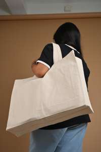 Pochette cosmétique zippée en toile de coton écologique unie de marque PFIVE, style mode, avec logo personnalisé imprimé, vente en gros - Product Image 3