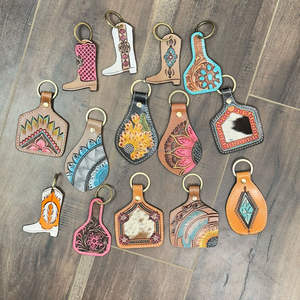 Venta al por mayor de botas de vaquero personalizadas tacones altos llavero de Metal llavero hecho a mano botas de cuero genuino patrón llavero para mujer - Product Image 6