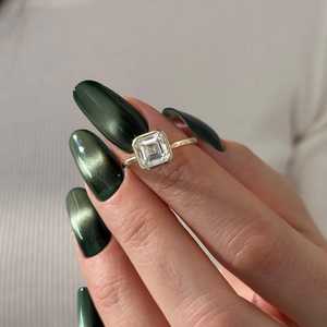 Anillo de Diamantes con Corte Asscher de 2 Quilates EVVS2, Anillo Solitario Minimalista con Engaste de Bisel en Oro Amarillo de 14k, Certificado IGI - Product Image 3
