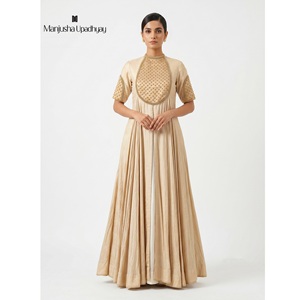 Vestido Largo de Lujo para Mujer, de Seda Dorada, Corte Ajustado y Evase, con Paneles Estructurados, Elegante Vestido Maxi para Fiesta o Noche - Product Image 1