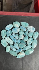 Larimar Natural Premium AAA+ en Forma de Cabujón |   Piedras Preciosas Sueltas de Color Azul Océano en Diferentes Formas de 20-60 mm |   Gemas Trimurti Pulimentadas y Cortadas a Medida para - Product Image 1