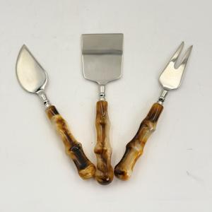 ชุดมีดชีสสแตนเลส 3 ชิ้น พร้อมด้ามจับเรซิ่น สำหรับครัว มีดชีสโลหะ ชุดช้อนส้อมสำหรับบ้าน โรงแรม ร้านอาหาร - Product Image 2