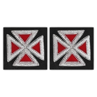 Manteau noir d'officier des Grands Chevaliers Templiers avec insignes brodés croix rouge et argentée, écussons de cérémonie, régalia maçonnique