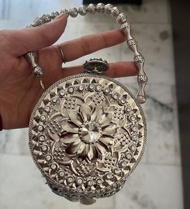 Sac de rangement sculpté en métal, pochette traditionnelle gaufrée, sac de soirée sculpté en laiton finition argentée, sac à main pour mariée et fête de mariage - Product Image 5
