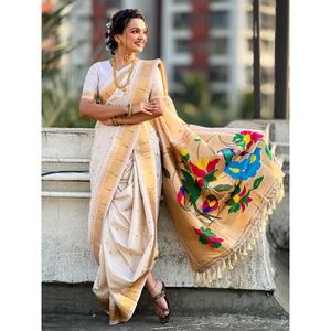 Sari Nauvari Paithani de Seda Blanca Suave Elite Weaves con Motivos de Polka Tejidos con Zari y Pallu de Pavo Real para Bodas - Product Image 6