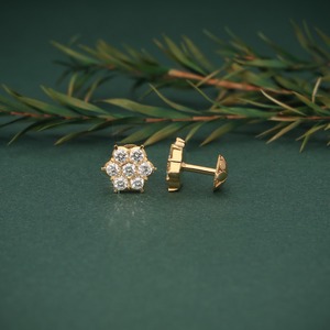 Boucles d'oreilles clous en or massif 18 carats en forme de fleur avec diamant taille brillant rond serti griffe, style classique, unisexe, pour usage quotidien - Product Image 1