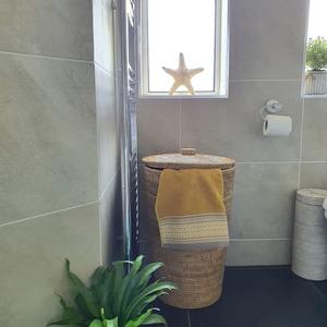 Grand panier rond en rotin et osier avec tressage robuste pour le rangement et la décoration intérieure, organisateur décoratif pour la chambre et la buanderie - Product Image 3