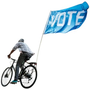 Drapeau rectangulaire respirant en polyester durable pour l'extérieur, motif drapeau arc-en-ciel de la fierté avec texte de vote, style défilant, avec mât en aluminium - Product Image 3