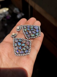 Boucles d'oreilles pendantes en opale naturelle, argent sterling 925 / plaqué or rhodié noir, grandes fleurs bohèmes fantaisie faites à la main - Product Image 4