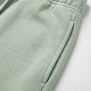 Shorts de felpa francesa estilo urbano con textura suave, cintura ajustable y corte moderno para looks casuales. - Product Image 5