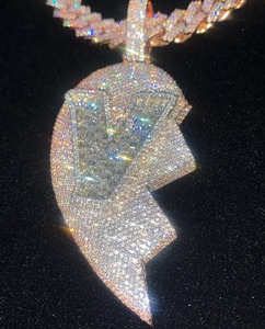 Pendentif Cœur Lettre en Argent et Moissanite de Qualité Supérieure avec Breloque, Bijou de Mode Unisexe Luxe Hip Hop - Product Image 3