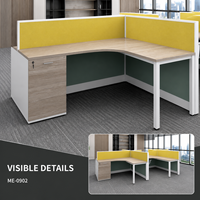 Poste de travail de bureau commercial moderne pour quatre personnes, avec dessus en forme de L en grain de bois clair, cloisons jaune-vert et meubles de rangement sur pieds.